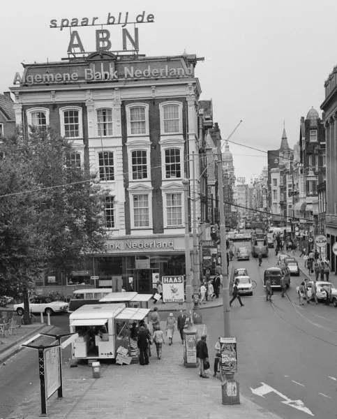 Afbeelding uit: juli 1971. De foto is gemaakt enkele dagen voordat de Leidsestraat werd afgesloten voor autoverkeer.