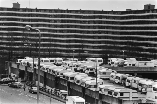 Afbeelding uit: februari 1980. Het dak van de parkeergarage diende 's winters als stalling voor caravans.