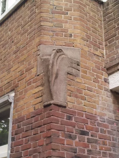 Afbeelding uit: september 2016. Gevel Cornelis Trooststraat: een pelikaan, oud symbool van zorgzaamheid.