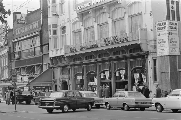 Afbeelding uit: augustus 1966. In 1966 werd de begane grond gebruikt als winkelgalerij, met een passage naar de Amstel. Deze Rembrandtgalerij, een project van vastgoedhandelaar M. Caransa, heeft niet lang bestaan.