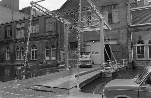 Afbeelding uit: juli 1970. De Melkfabriekbrug, brug 1900, ligt hier sinds 1949 en is afkomstig uit Wolvega.