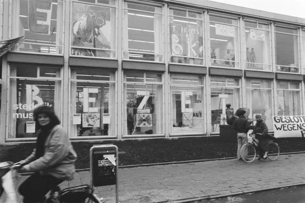 Afbeelding uit: december 1983. De Nieuwe Vleugel aan de Van Baerlestraat (1954-2006) tijdens een bezetting door actievoerende kunstenaars.