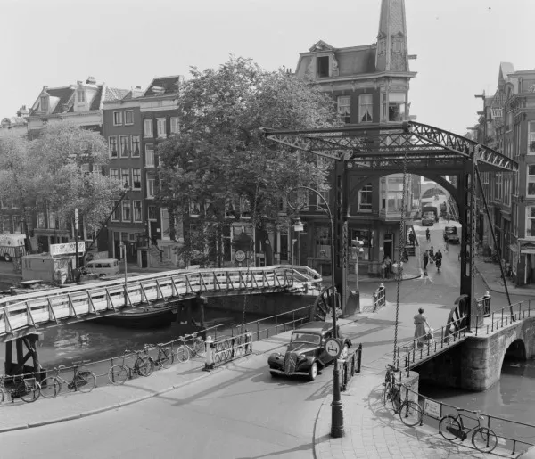 Afbeelding uit: augustus 1955. In verband met werk aan de brug was een hulpbrug aangelegd.