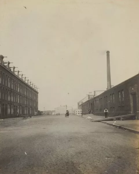 Afbeelding uit: circa 1900. Rechts de Spijker-fabriek. De foto komt uit een album van de familie Spijker.