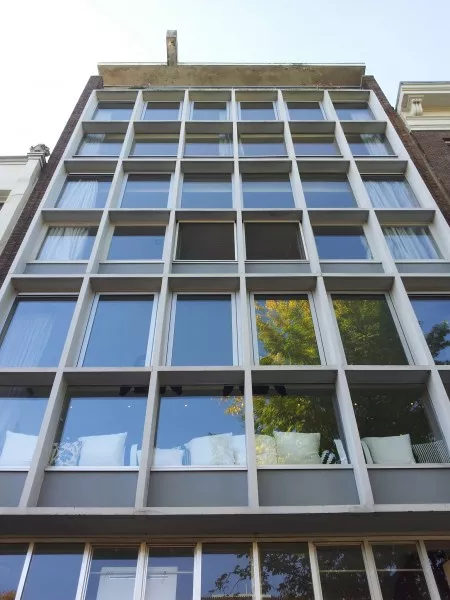 Afbeelding uit: oktober 2016. Door de diepe ligging van de ramen zou het gebouw in de zomer minder last moeten hebben van oververhitting. Deze vorm van vaste zonwering (brise-soleil) was een idee van Le Corbusier.