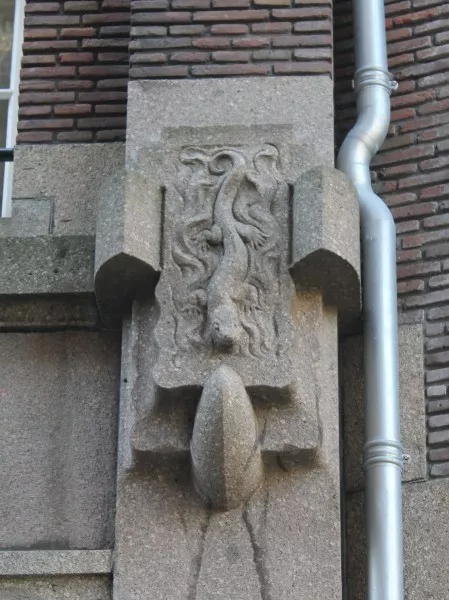 Afbeelding uit: oktober 2016. Gevel Driekoningenstraat. Een salamander, een dier waarvan in de middeleeuwen gedacht werd dat het onvatbaar was voor vuur. Zodoende wellicht een interessant symbool voor een verzekeraar.