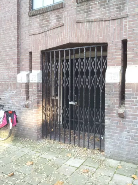 Afbeelding uit: november 2016. Poort, zij-ingang Boerhaavestraat.