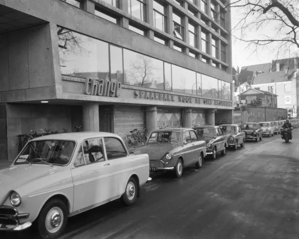 Afbeelding uit: november 1961. Het deel aan het Singel kon in maart 1961 in gebruik genomen worden.