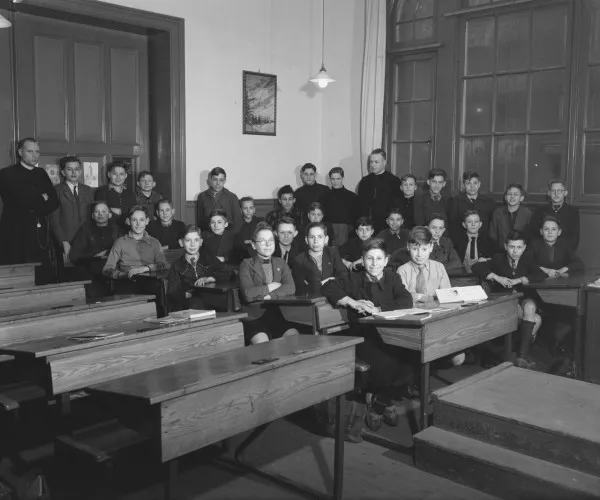 Afbeelding uit: maart 1946. Een klas van de Saint Louis ULO-MULO.