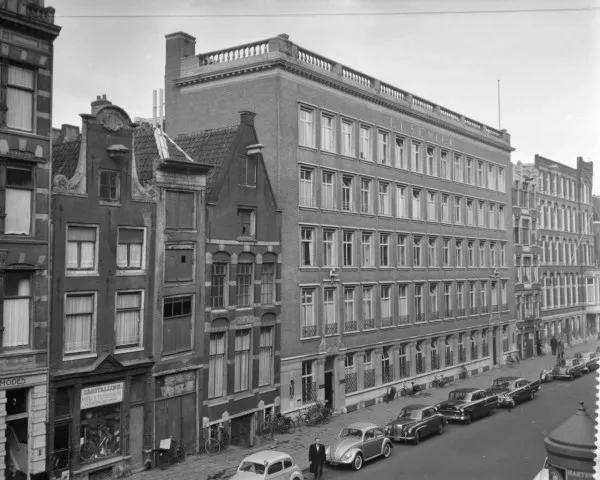 Afbeelding uit: december 1958. Het nieuwe gebouw in de Spuistraat, een ontwerp van A.J. Westerman uit 1951.
