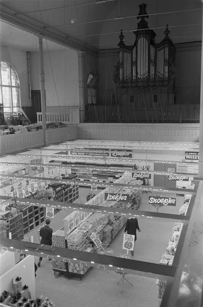 Afbeelding uit: maart 1968. In 1968 kwam er een supermarkt in de kerk. Het orgel is in 1971 verplaatst naar een kerk in Steenderen.