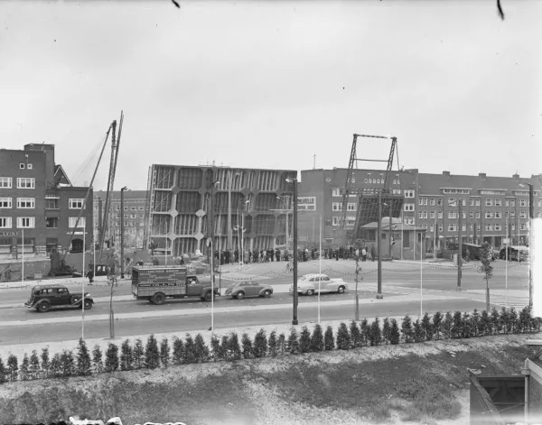 Afbeelding uit: september 1949. Vlak voor de opening. Rechts ligt nog de oude ophaalbrug.