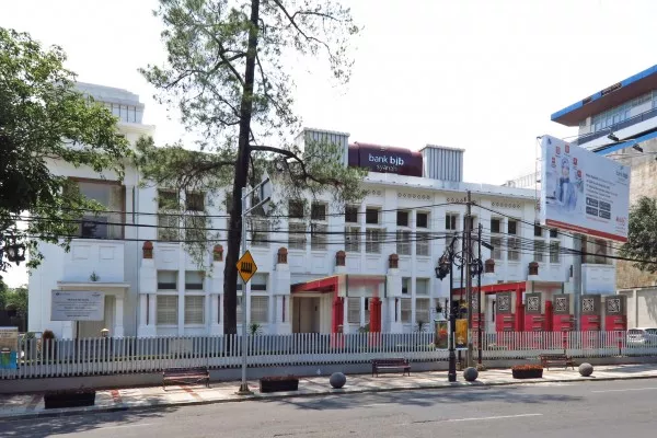 Afbeelding uit: oktober 2015. Het voormalige hoofdkantoor in Bandung (1918/1921, architect C.P. Wolff Schoemaker).