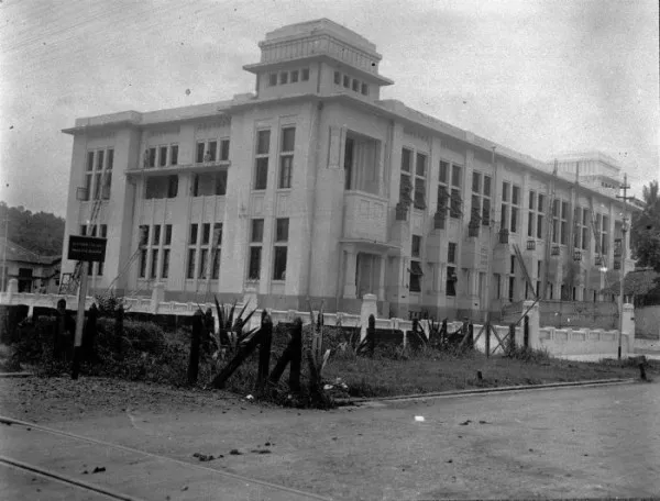 Afbeelding uit: circa 1921. Het voormalige hoofdkantoor in Bandung (1918/1921, architect C.P. Wolff Schoemaker), in de stijl van de art deco.