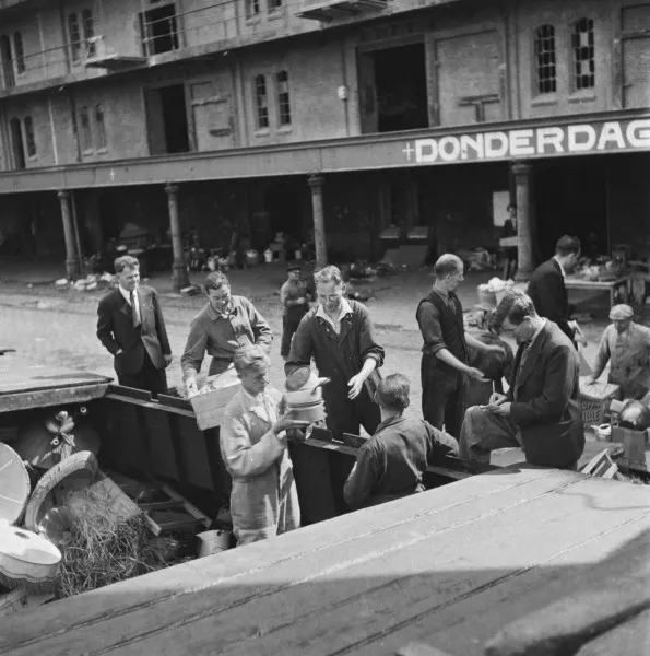 Afbeelding uit: augustus 1945. Goederen laden in een schip naar Arnhem, vermoedelijk voor een hulpactie.