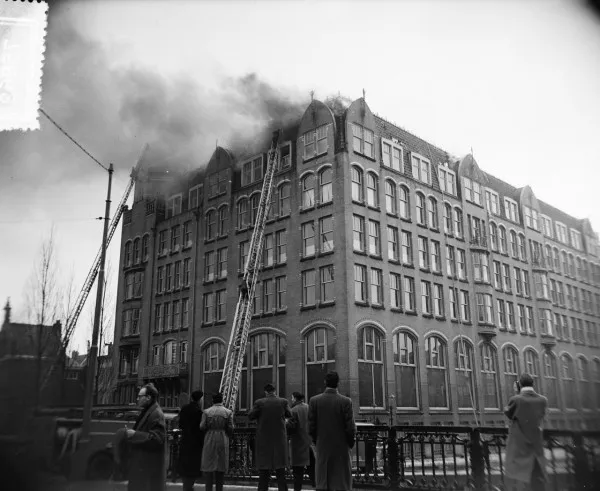 Afbeelding uit: februari 1956. De brand in 1956 die de door H.J. Breman ontworpen bovenverdieping verwoestte.