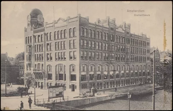 Afbeelding uit: Circa 1914. Het oorspronkelijke gebouw, op een prentbriefkaart van de Haagse uitgever Weenenk & Snel.
Bron afbeelding: SAA, bestand PBKD00188000001.