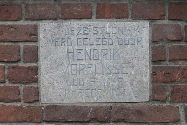 Afbeelding uit: december 2016. Eerste steen, gelegd door een zoon van oprichter Jan Morelisse. Deze Hendrik zou later directeur worden van de firma.