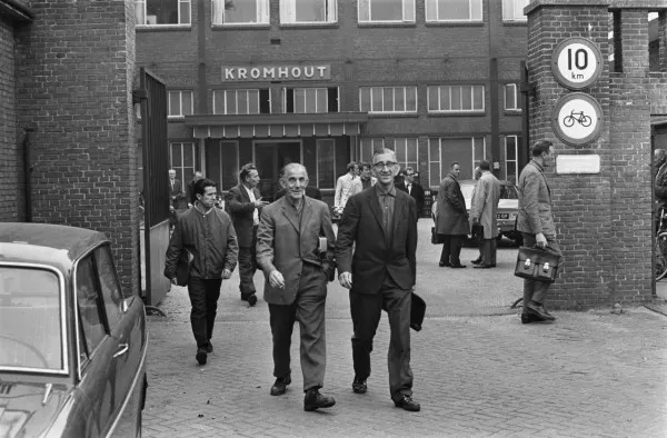 Afbeelding uit: september 1969. Werknemers van de motorenfabriek verlaten het complex via de poort aan de Ketelstraat.
