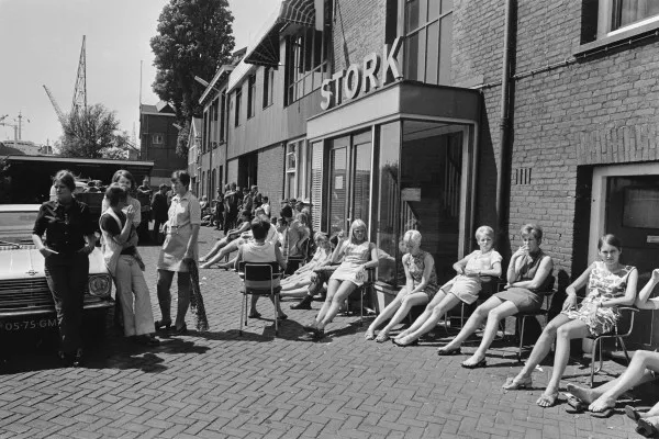 Afbeelding uit: juni 1970. Personeel van Stork legde een uur het werk neer uit solidariteit met stakende collega's van Werkspoor in Utrecht.
