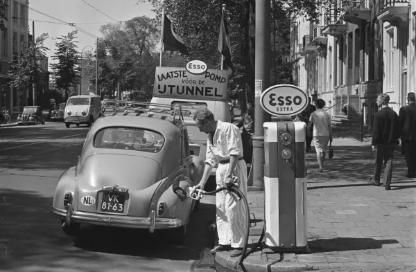 Afbeelding uit: juli 1963. Benzinepomp van de garage. De IJtunnel ging pas in 1968 open...