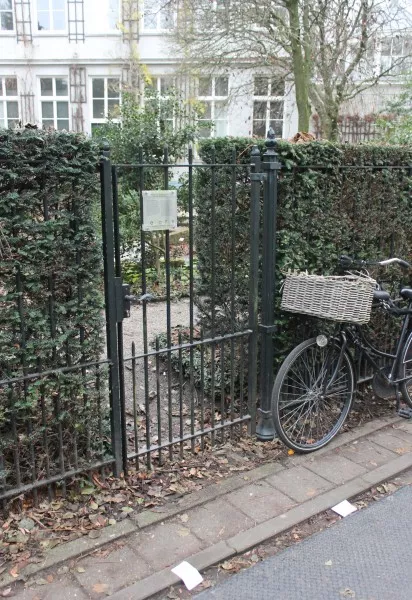 Afbeelding uit: december 2016. Het persoonlijke hekje naar de Hortus voor professor De Vries, tegenover het woonhuis.