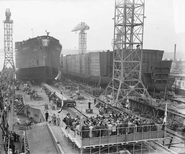 Afbeelding uit: oktober 1952. Tewaterlating vanaf de oostelijke helling. Het schip is de turbinetanker Saxonheath, gebouwd voor een rederij op Bermuda.