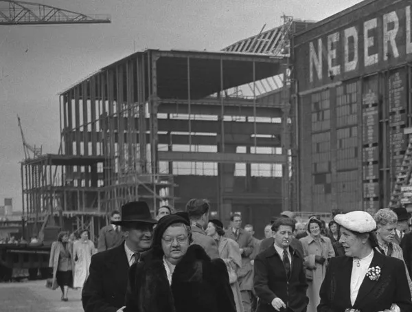 Afbeelding uit: oktober 1952. Op de achtergrond de staalconstructie van de lasloods in aanbouw. Op de voorgrond publiek voor een tewaterlating.