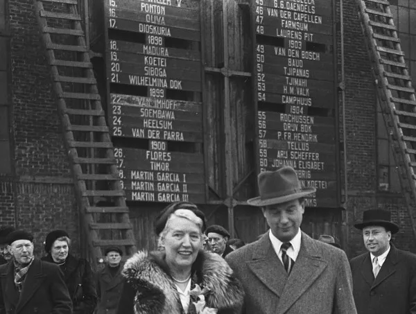 Afbeelding uit: maart 1953. Op de buitenmuur hingen borden met de namen van schepen die op de werf gebouwd waren. Voorgrond: publiek bij een tewaterlating.