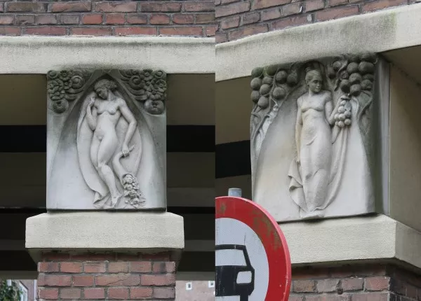 Afbeelding uit: januari 2017. Twee reliëfs op de zuilen van de poort in de Marathonweg naar de Achillesstraat, gemaakt door Frans Werner en geplaatst in 1940. Links 'Overvloed' (met de hoorn des overvloeds) en rechts 'Oogst' (met vruchten en appelboom).

In ca. 2005 werden de verweerde reliëfs vervangen door replica's.