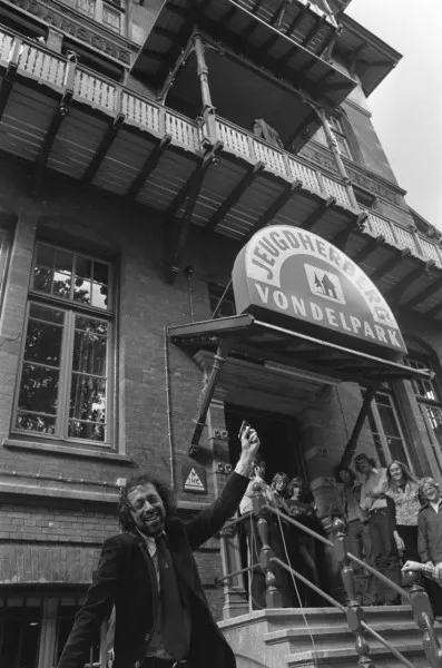 Afbeelding uit: september 1975. Officiële opening van de jeugdherberg door wethouder Rudi van der Velde (jeugdzaken, CPN).