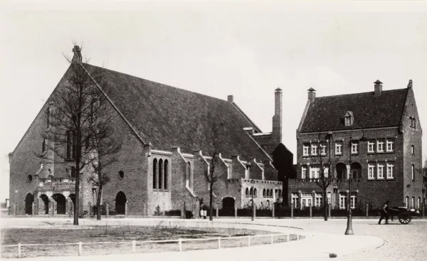 Afbeelding uit: circa 1922. De kerk nog zonder de uitbouw aan de voorzijde. Rechts de pastorie.
Bron afbeelding: SAA, bestand OSIM00004005709.