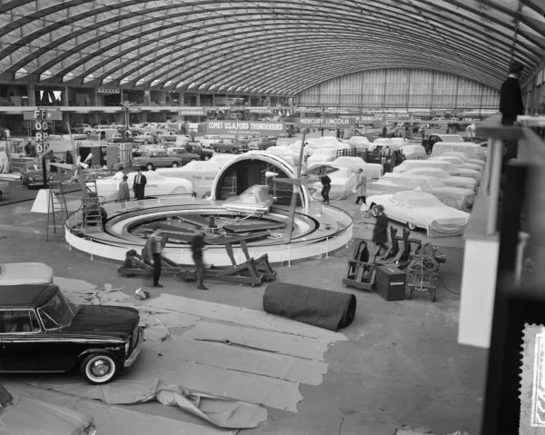 Afbeelding uit: januari 1961. Opbouw van de eerste Auto-RAI in de nieuwe hal.