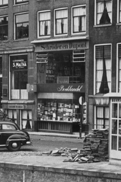 Afbeelding uit: circa 1950. De gevel ten tijde van de boekhandel.
Bron afbeelding: SAA, bestand BMAB00015000010_010.