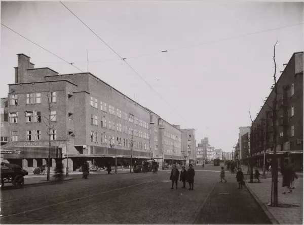 Afbeelding uit: circa 1930. Links het blok Jan Evertsenstraat 82-92. Hoek Vespuccistraat.
Bron afbeelding: SAA, bestand 010012000860.