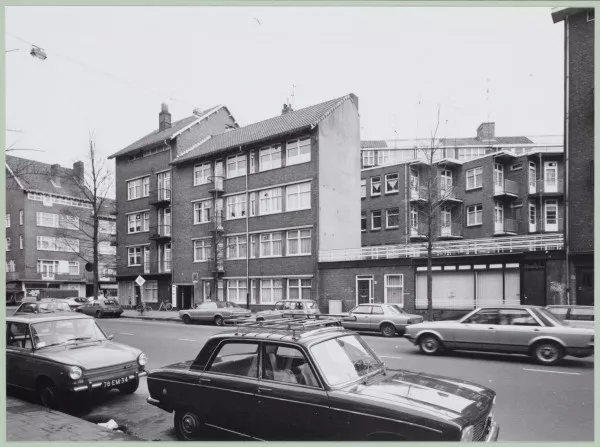Afbeelding uit: februari 1981. Aalsmeerweg 79-83. Met een doorkijkje naar de achtergevels van het bouwdeel aan de Sassenheimstraat.
Bron afbeelding: SAA, bestand B00000012775.