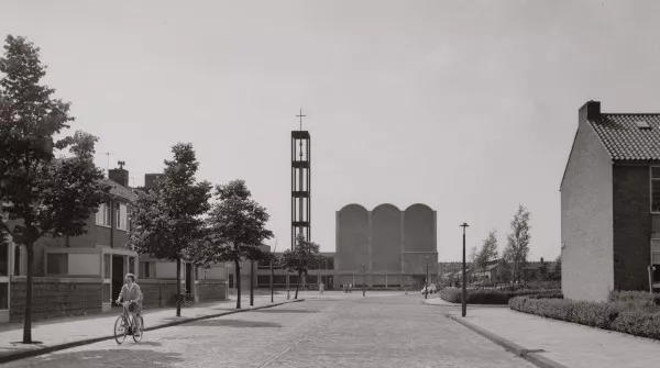 Afbeelding uit: circa 1965. De kerk (hier nog met klokkentoren) staat in de as van de Louis Couperusstraat.
Bron afbeelding: SAA, bestand 010009009756.