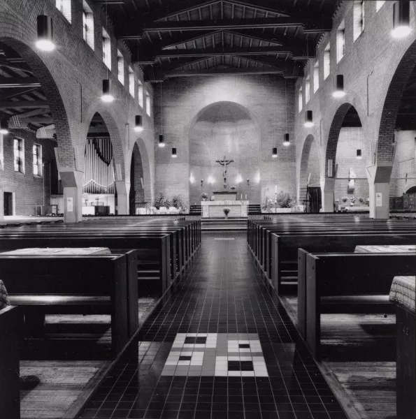 Afbeelding uit: oktober 1992. Interieur gezien naar het altaar.
Bron afbeelding: SAA, bestand 010122005257.