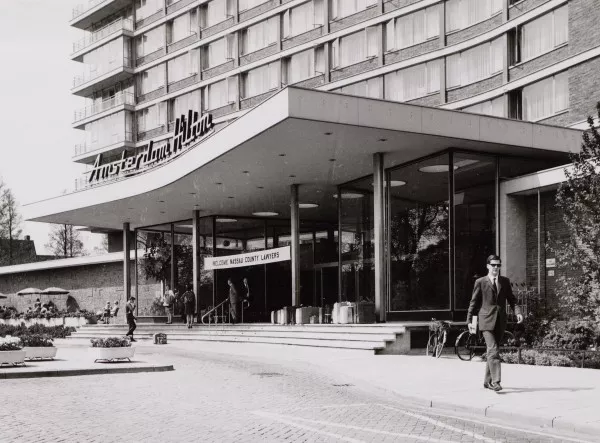 Afbeelding uit: mei 1969. Hiltonhotel (1962).
Bron afbeelding: SAA, bestand 010122002375.
