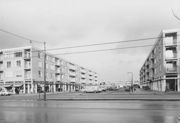 Afbeelding uit: circa 1960. Het plein in oorspronkelijke staat, nog zonder luifels.
Bron afbeelding: SAA, bestand 10009A001800.
