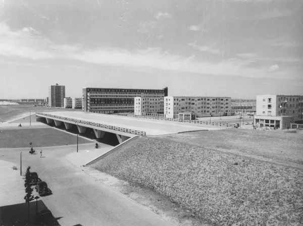 Afbeelding uit: circa 1961. Het viaduct is klaar, maar de verkeersweg nog niet. Op de achtergrond de flats van de Sloterhof.
Bron afbeelding: SAA, bestand 10009A000886.