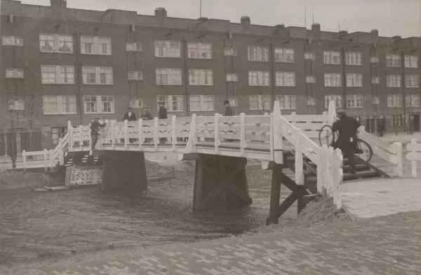 Afbeelding uit: februari 1927. De oorspronkelijke staat. Op de voorgrond brug 115 over de Ringvaart.
Bron afbeelding: SAA, bestand OSIM00004001694.