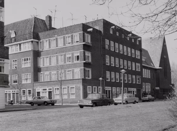 Afbeelding uit: april 1973. De hoek, met rechts de Kramatweg. Geheel rechts de in 1992 gesloopte Elthetokerk.
Bron afbeelding: SAA, bestand 010122036310.
