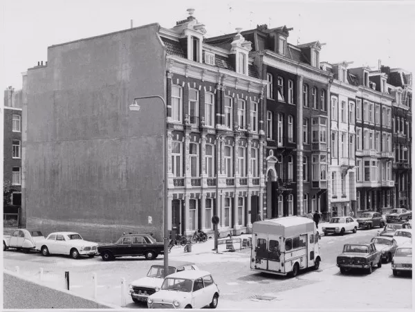 Afbeelding uit: juni 1970. Weesperzijde 1-3 zijn afgebroken voor de in 1970 geopende Torontobrug. Rond 1990 kwam er weer bebouwing tegen de blinde muur van nummer 4.
Bron afbeelding: SAA, bestand 010122035106.