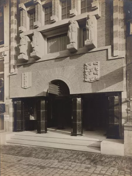 Afbeelding uit: circa 1928. Oorsponkelijk was de ingang een open hal.
Bron afbeelding: SAA, bestand 000291000717.