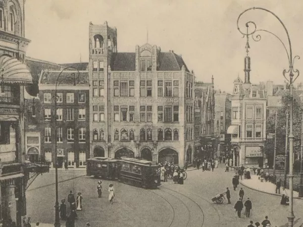 Afbeelding uit: circa 1912. Kantoor- en winkelgebouw Singel hoek Heiligeweg (1904).
Bron afbeelding: SAA, bestand PBKD00273000004.