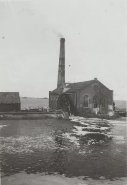 Afbeelding uit: circa 1900. Het gemaal in bedrijf. Op de voorgrond het water van de Rijperkolk.