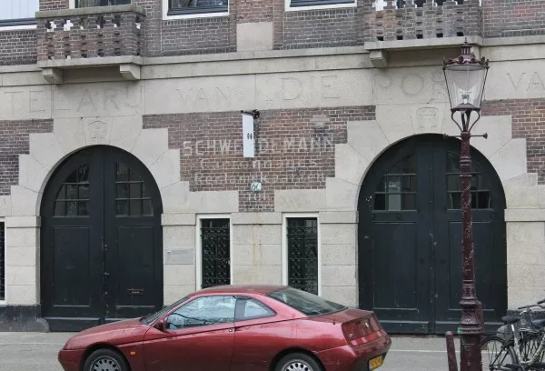 Afbeelding uit: maart 2017. Op de sluitsteen boven de poort rechts is een hooiberg afgebeeld, een verwijzing naar de naam van de brouwerij die op de plek stond waar later bierhuis Die Port van Cleve werd gebouwd.