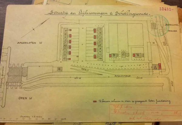 Afbeelding uit: 1907. Situatieschets, bijlage bij een vergunningaanvraag voor het bouwen van schuurtjes. Nummers 107, 111 en 113 waren de dienstwoningen van de kantonnier, de sluismeester en de ingenieur.