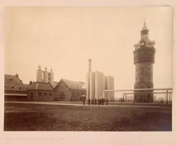 Afbeelding uit: circa 1885. V.l.n.r. machinegebouw en ketelhuis met een van de meterhuisjes; condensers; watertoren.
Bron afbeelding: SAA, bestand OSIM00008005927.